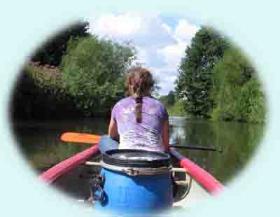 Sie paddeln durch die idyllische Landschaft der Wildeshauser Geest. Kiefern- und Eichenwälder spenden Schatten auf dem Wasser, satte Wiesen, Moore und Heidelandschaften säumen den Flusslauf. 